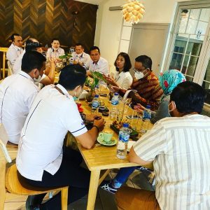 IMG_20210217_222404_132.jpg Direksi BTN ELisabeth Novie Riswanti (kelima dari Kiri) bersama Staf BTN Cabang Medan, di Medan 17 Februari 2021.