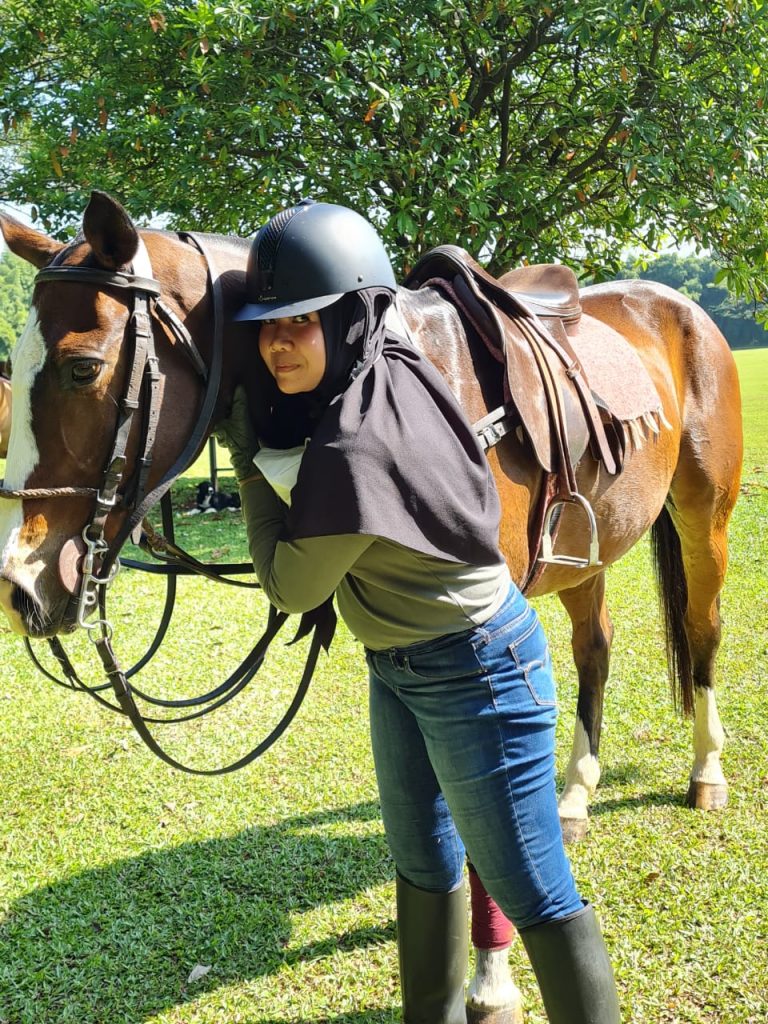 Istri Ketua DPRD Kabupaten Bogor Geluti Hobi Berkuda, Punya Tantangan Tersendiri 2 Foto atas berita entertainment