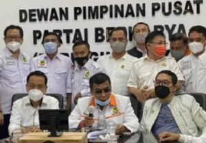 Ketua Umum DPP Partai Berkarya Muchdi PR (berkacamata hitam)