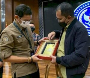 Menteri Parekraf Sandiaga Uno dan Walikota Makassar Danny Pomanto (kanan)_1