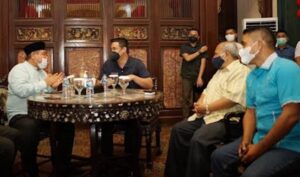 Walikota Medan Bobby Nasution (baju hitam) buka puasa bersama wartawan