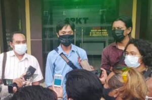 Jurnalis Media Tempo Nurhadi (kemeja biru)