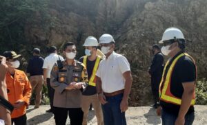 Kapolres Tapsel tengah berdiskusi dengan anggota SAR gabungan