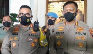 Kapolrestabes Surabaya Kombes Jhony Edison Isir (kiri) bersama Kabid Humas Polda Jatim_1