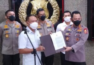 Kapolri Listyo Sigit serahkan surat izin kompetisi liga 1 dan 2 kepada Menpora di Jakarta pada Senin 31 Mei 2021_1