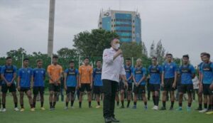 Ketua Umum PSSI Moch Iriawan tengah memberikan motivasi ke pemain timnas_1