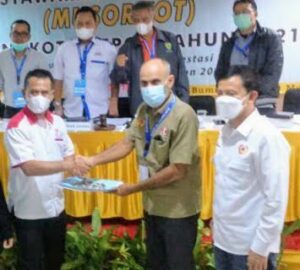 Ketua terpilih KONI Kota Depok menerima memo sidang penetapan hasil Musyawarah Olahraga Kota Depok_1