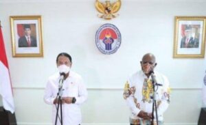 Menpora RI Zainudin Alami (kiri) dan Wakil Gubernur Papua Klemen Tinal_1