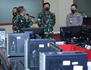 Panglima TNI Hadi Tjahjanto dan Kapolri Jendral Listyo Sigit mendengarkan pemaparan dari Komandan Sesko TNI