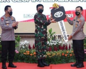 Panglima TNI Marsekal Hadi Tjahjanto dan Kapolri Jendral Listyo Sigit Prabowo secara simbolis menyerahkan bantuan mobil operasional kepada Kepala Sespim Polri _1