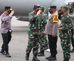 Panglima TNI Marsekal Hadi Tjahjanto dan Kapolri Jendral Pol Listyo Sigit Prabowo turun dari pesawat disambut Pangdam Cendrawasih dan Kapolda Papua_1