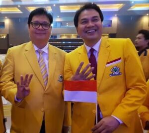 Wakil Ketua DPR RI Aziz Syamsuddin (kanan) bersama Ketua Umum DPP Partai Golkar Airlangga Hartarto_1