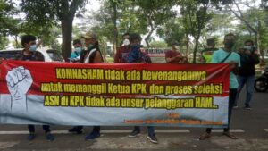 Massa Lembaga Kajian Advokasi Strategis gelar aksi dukung Ketua KPK di Jakarta