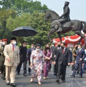 Menhan Prabowo Subianto (berbaju safari kecoklatan berdasi merah), mendampingi putri sulung mendiang Bung Karno, Megawati Soekarno Putri_1