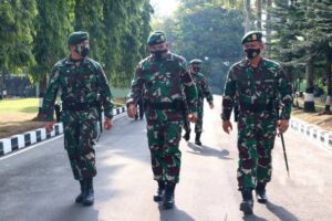 Panglima Kostrad Letjend TNI Eko Margiyono (tengah)