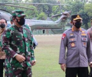 Panglima TNI Marsekal Hadi Tjahjanto dan Kapolri Jendral Pol Listyo Sigit Prabowo turun dari helikopter saat kunjungan ke Kabupaten Blora_1