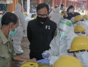 Walikota Bogor Bima Arya berbaju hitam menyaksikan tes antigen warga_1