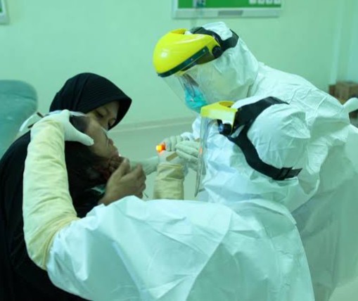 Seorang warga tengah menjalani tes Covid _1