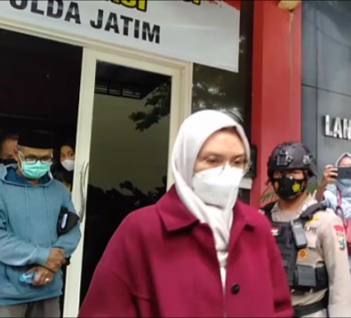 Foto 1 Headline - Bupati Probolinggo dan suami keluar dari ruang pemeriksaan KPK di Polda Jatim