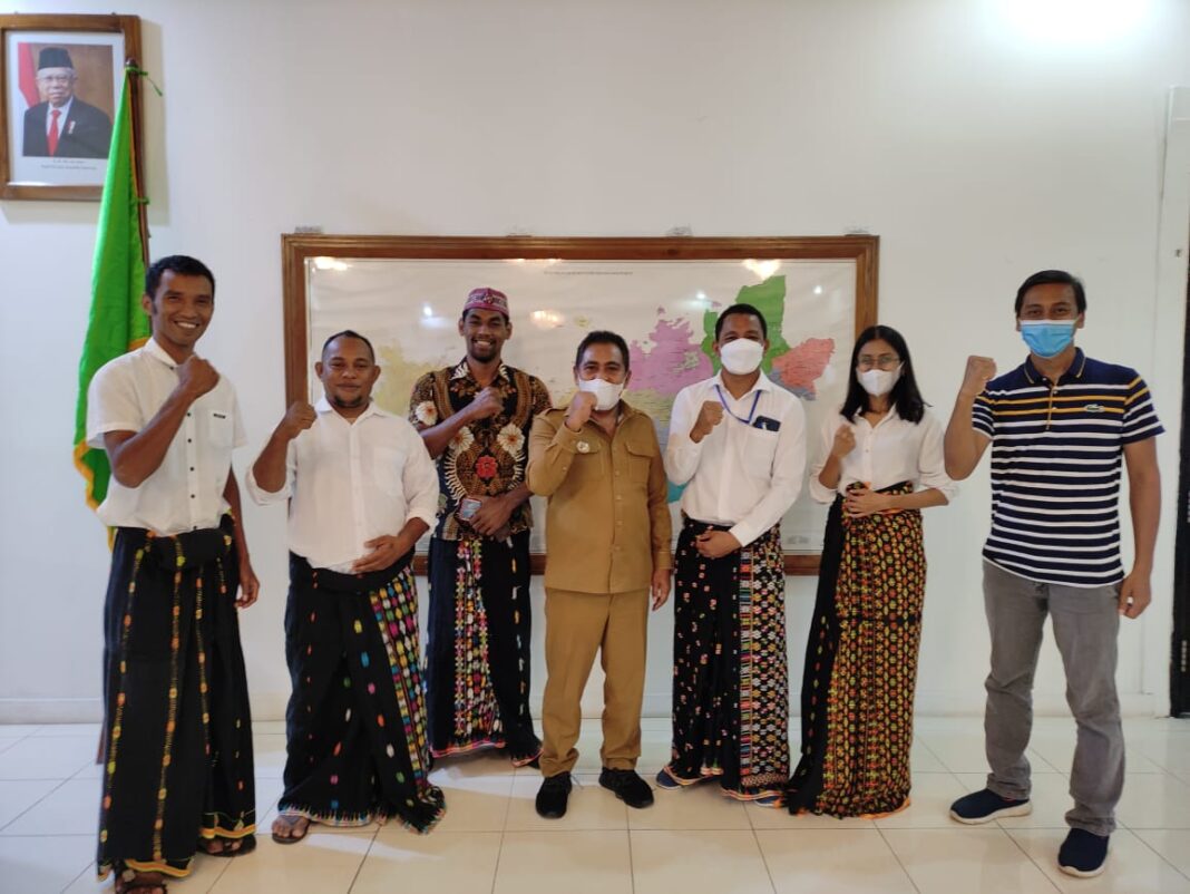 Bupati Mabar foto bersama pengurus koperasi jasa pariwisata