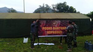 Kopassus mendirikan tenda darurat di Kabupaten Cianjur, Jawa Barat