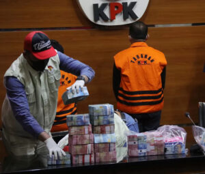 Barang-bukti-OTT-Bupati-Kepulauan-Meranti-Muhammad-Adil-Fedrik-Tarigan-1-2363754032