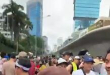 Pembagian 200 Buku Gibran End Game Warnai CFD Bundaran HI