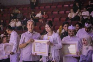 anugerah keterbukaan publik Wali Kota Bogor, Dedie A. Rachim, didampingi Kepala Dinas Komunikasi dan Informatika (Diskominfo) Kota Bogor, Rudiyana saat menerima anugerah Badan Publik Terinformatif 2025