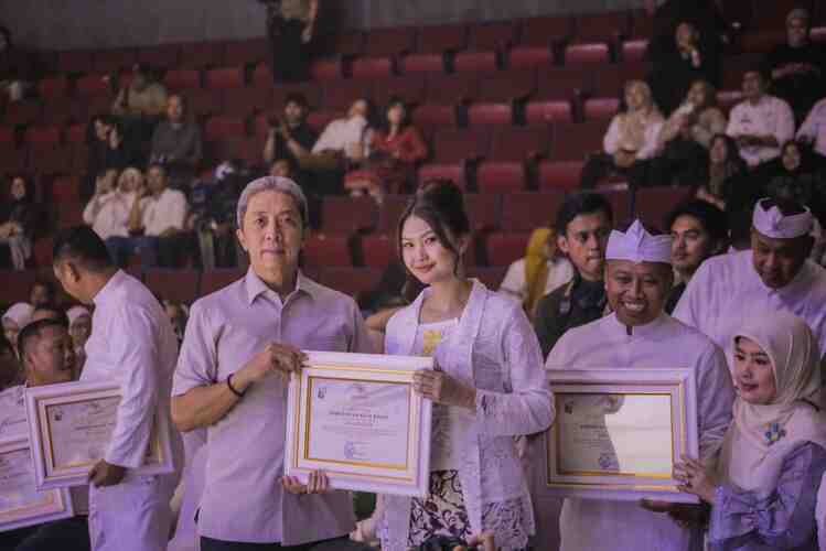 anugerah keterbukaan publik Wali Kota Bogor, Dedie A. Rachim, didampingi Kepala Dinas Komunikasi dan Informatika (Diskominfo) Kota Bogor, Rudiyana saat menerima anugerah Badan Publik Terinformatif 2025