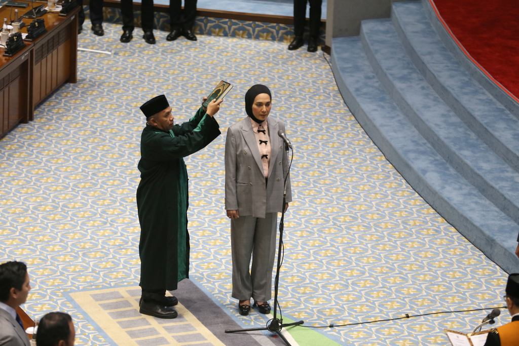 rapat-paripurna-sari-yuliati-dilantik-jadi-wakil-ketua-d-27012026-160151