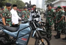 Menguatkan Kehadiran Negara di Perbatasan, Satgas TNI Menerangi Kampung Asiki