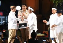 Sekjen Sugiono Resmi Berikan KTA untuk Bupati Sumedang Dony Ahmad yang Gabung Gerindra
