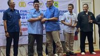 sekda ajat serahkan penghargaan bojongkulur